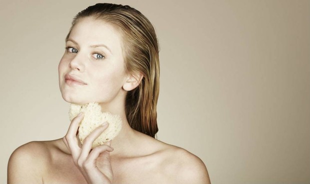 membersihkan kulit leher