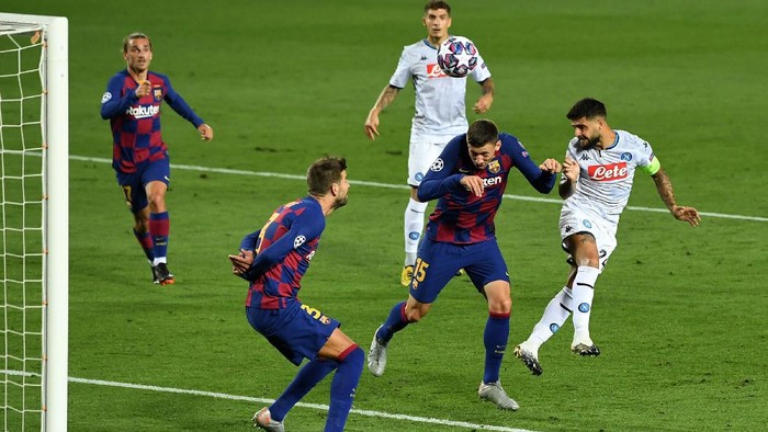 BARCELONA, SPAIN - AUGUST 08: Lorenzo Insigne of SSC Napoli misses a chance during the UEFA Champions League round of 16 second leg match between FC Barcelona and SSC Napoli at Camp Nou on August 08, 2020 in Barcelona, Spain.  (Photo by David Ramos/Getty Images)