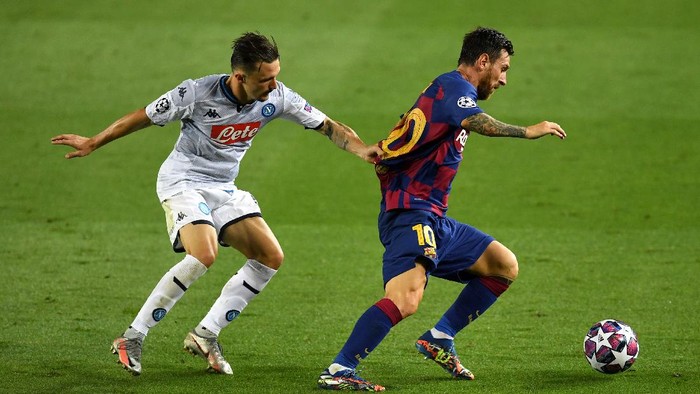 BARCELONA, SPAIN - AUGUST 08: Mario Rui of SSC Napoli  battles for possession with  Lionel Messi of Barcelona during the UEFA Champions League round of 16 second leg match between FC Barcelona and SSC Napoli at Camp Nou on August 08, 2020 in Barcelona, Spain.  (Photo by David Ramos/Getty Images)