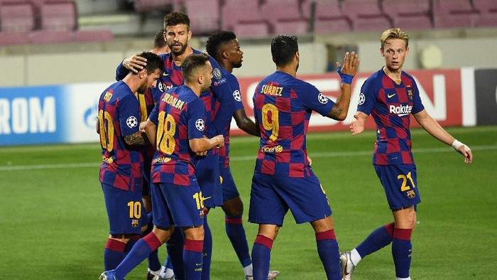 BARCELONA, SPAIN - AUGUST 08: Lionel Messi of Barcelona celebrates with his team after he scores his sides second goal during the UEFA Champions League round of 16 second leg match between FC Barcelona and SSC Napoli at Camp Nou on August 08, 2020 in Barcelona, Spain.  (Photo by David Ramos/Getty Images)