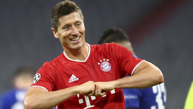 Bayern's Robert Lewandowski celebrates after scoring his team's fourth goal during the Champions League round of 16 second leg soccer match between Bayern Munich and Chelsea at Allianz Arena in Munich, Germany, Saturday, Aug. 8, 2020. (AP Photo/Matthias Schrader)