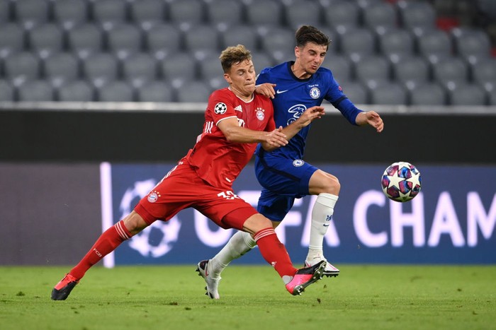 MUNICH, GERMANY - AUGUST 08: Joshua Kimmich of Bayern Munich  battles for possession with  Mason Mount of Chelsea during the UEFA Champions League round of 16 second leg match between FC Bayern Muenchen and Chelsea FC at Allianz Arena on August 08, 2020 in Munich, Germany. (Photo by Matthias Hangst/Getty Images)