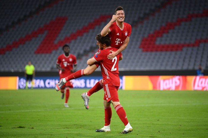 MUNICH, GERMANY - AUGUST 08: Robert Lewandowski of Bayern Munich celebrates with Alvaro Odriozola Arzallus of Bayern Munich after scoring his sides fourth goal during the UEFA Champions League round of 16 second leg match between FC Bayern Muenchen and Chelsea FC at Allianz Arena on August 08, 2020 in Munich, Germany. (Photo by Matthias Hangst/Getty Images)