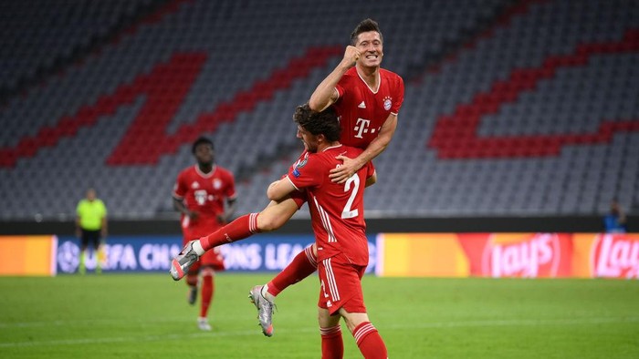 MUNICH, GERMANY - AUGUST 08: Robert Lewandowski of Bayern Munich celebrates with Alvaro Odriozola Arzallus of Bayern Munich after scoring his sides fourth goal during the UEFA Champions League round of 16 second leg match between FC Bayern Muenchen and Chelsea FC at Allianz Arena on August 08, 2020 in Munich, Germany. (Photo by Matthias Hangst/Getty Images)
