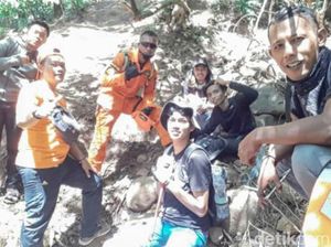 Pelajar yang Jatuh ke Jurang 100 Meter di Bukit Piramid Ditemukan Tewas Pelajar yang Jatuh ke Jurang 100 Meter di Bukit Piramid Ditemukan Tewas