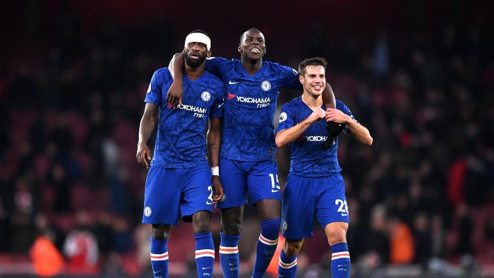 LONDON, ENGLAND - DECEMBER 29: Antonio Rudiger, Kurt Zouma and Cesar Azpilicueta of Chelsea celebrate victory during the Premier League match between Arsenal FC and Chelsea FC at Emirates Stadium on December 29, 2019 in London, United Kingdom. (Photo by Shaun Botterill/Getty Images)