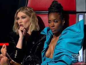 Juri The Voice Ini Dibully karena Pamer Kaki Kotor di TV