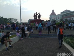 Kawasan Mal Cijantung Ramai Meski Tak Ada CFD, Dishub Kewalahan Bubarkan Warga