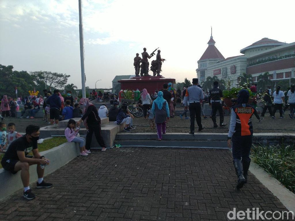Kawasan Mal Cijantung Ramai Meski Tak Ada CFD, Dishub Kewalahan Bubarkan Warga Kawasan Mal Cijantung Ramai Meski Tak Ada CFD, Dishub Kewalahan Bubarkan Warga