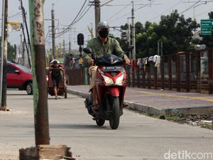 Duh! Ada Tiang Mejeng di Tengah Jalan Kemuning Pasar Minggu