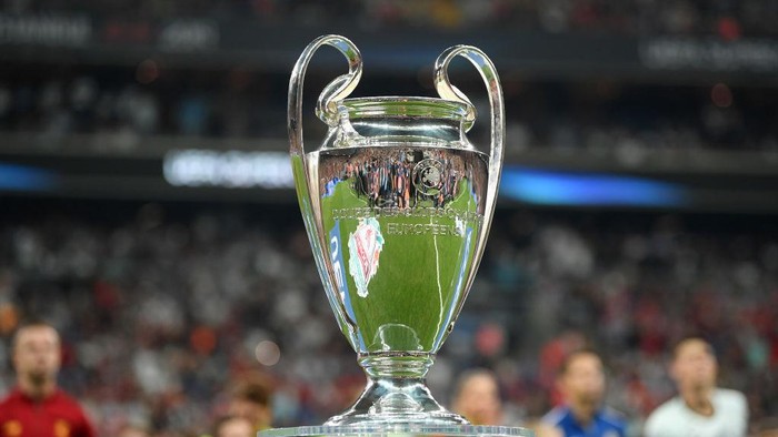 ISTANBUL, TURKEY - AUGUST 14: The UEFA Champions League trophy is seen prior to the UEFA Super Cup match between Liverpool and Chelsea at Vodafone Park on August 14, 2019 in Istanbul, Turkey. (Photo by Michael Regan/Getty Images)