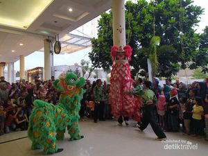Momen Atraksi Barongsai Dinding Pertama di Indonesia