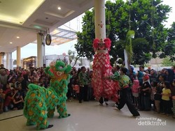 Momen Atraksi Barongsai Dinding Pertama di Indonesia