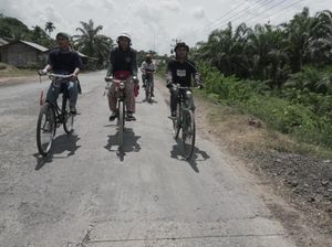 Hari Minggu, Santai Naik Onthel di Jambi