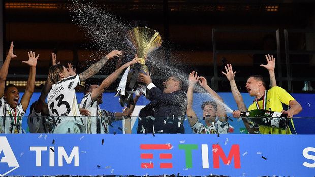 TURIN, ITALY - AUGUST 01: Juventus FC head coach Maurizio Sarri celebrates with the trophy after the Serie A match between Juventus and  AS Roma at Allianz Stadium on August 1, 2020 in Turin, Italy.  (Photo by Valerio Pennicino/Getty Images)