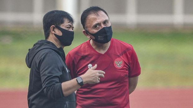 Ketua Umum PSSI Mochamad Iriawan (kanan) berbincang dengan Direktur Teknik Indra Sjafri (kiri) saat menghadiri latihan tim nasional di Stadion Madya, Kompleks Gelora Bung Karno, Senayan, Jakarta, Jumat (7/8/2020). ANTARA FOTO/M Risyal Hidayat