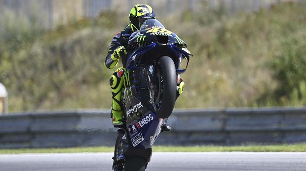 Monster Energy Yamaha's Italian rider Valentino Rossi wheelies his bike during the qualification of the Moto GP Czech Grand Prix at Masaryk circuit in Brno on August 8, 2020. (Photo by JOE KLAMAR / AFP)