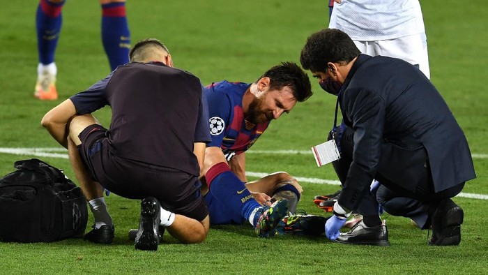 BARCELONA, SPAIN - AUGUST 08: Lionel Messi of Barcelona is seen to by medical staff after sustaining an injury during the UEFA Champions League round of 16 second leg match between FC Barcelona and SSC Napoli at Camp Nou on August 08, 2020 in Barcelona, Spain.  (Photo by David Ramos/Getty Images)