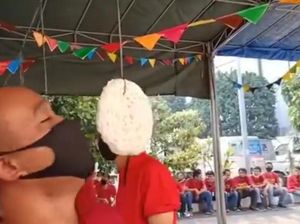 Capek Banget! Bapak Ini Lomba Makan Kerupuk Pakai Masker Capek Banget! Bapak Ini Lomba Makan Kerupuk Pakai Masker