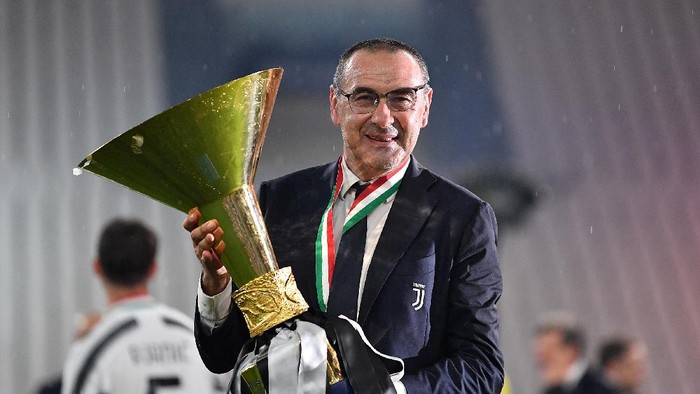 TURIN, ITALY - AUGUST 01: Juventus FC head coach, Maurizio Sarri, celebrates with the trophy after the Serie A match between Juventus and  AS Roma at Allianz Stadium on August 1, 2020 in Turin, Italy.  (Photo by Valerio Pennicino/Getty Images)