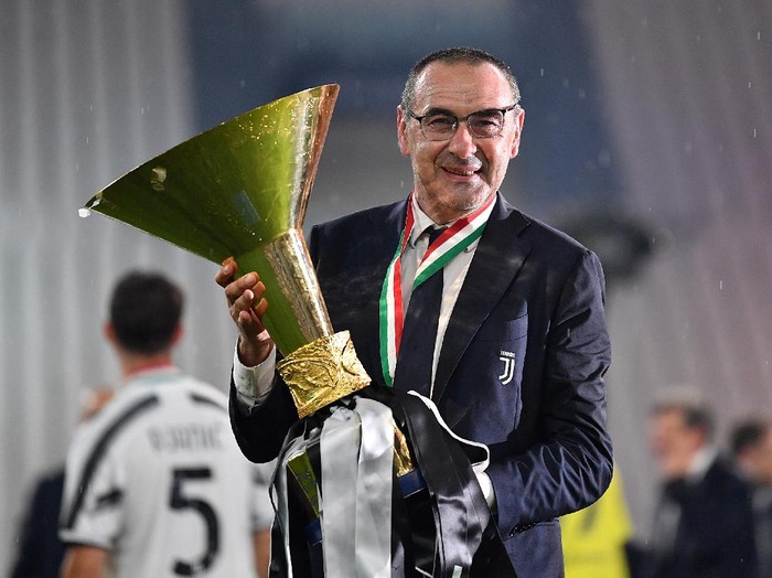 TURIN, ITALY - AUGUST 01: Juventus FC head coach, Maurizio Sarri, celebrates with the trophy after the Serie A match between Juventus and  AS Roma at Allianz Stadium on August 1, 2020 in Turin, Italy.  (Photo by Valerio Pennicino/Getty Images)
