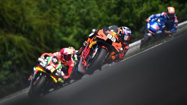 Red Bull KTM Factory Racings South African Brad Binder (Front) rides his bike during the Moto GP Czech Grand Prix at Masaryk circuit in Brno on August 9, 2020. (Photo by Joe Klamar / AFP)