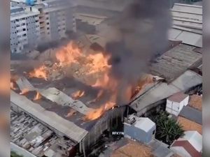 Video Penampakan dari Udara Kebakaran Pabrik Mebel di Cakung Video Penampakan dari Udara Kebakaran Pabrik Mebel di Cakung