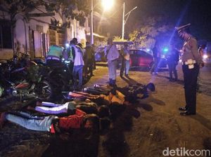 Para Pemuda Kota Pasuruan yang Nongkrong Tak Bermasker Dihukum Push Up