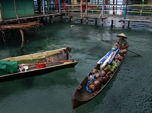 Potret Pedagang Keliling Pakai Perahu