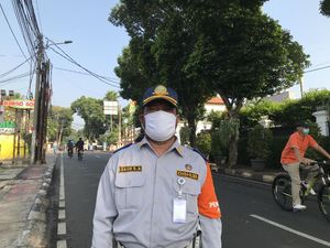 Petugas Dishub Beri Peringatan ke Ortu yang Bawa Anak di CFD Cipete Jaksel