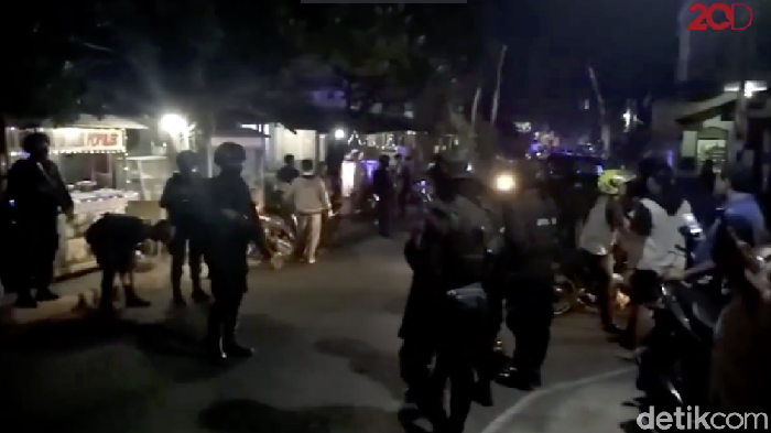 Penyerangan di Solo Sekelompok orang menyerang lokasi doa pernikahan di i Mertodranan, Kecamatan Pasar Kliwon, Solo, Sabtu (8/8/2020). Polisi turun tangan.