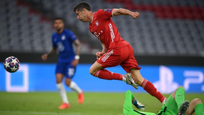 MUNICH, GERMANY - AUGUST 08: Willy Caballero of Chelsea collides with Robert Lewandowski of Bayern Munich which leads to Bayern Munich being awarded a penalty during the UEFA Champions League round of 16 second leg match between FC Bayern Muenchen and Chelsea FC at Allianz Arena on August 08, 2020 in Munich, Germany. (Photo by Matthias Hangst/Getty Images)