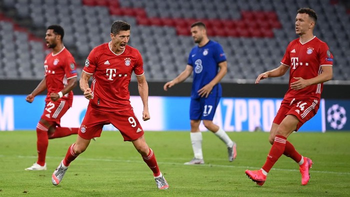 MUNICH, GERMANY - AUGUST 08: Robert Lewandowski of Bayern Munich celebrates after he scores his sides first goal from the penalty spot during the UEFA Champions League round of 16 second leg match between FC Bayern Muenchen and Chelsea FC at Allianz Arena on August 08, 2020 in Munich, Germany. (Photo by Matthias Hangst/Getty Images)