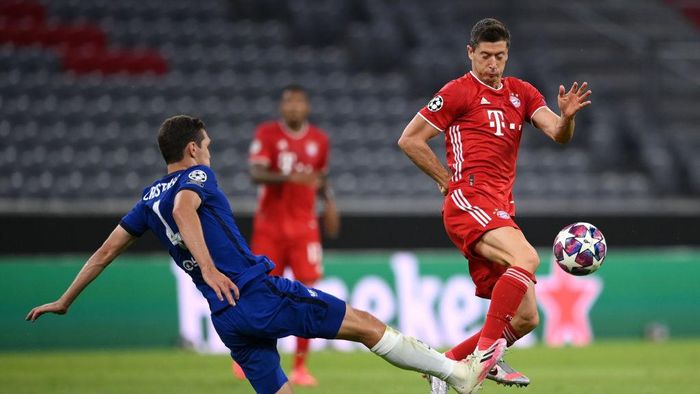 Robert Lewandowski, Bayern Munich MUNICH, GERMANY - AUGUST 08: Andreas Christensen of Chelsea battles for possession with Robert Lewandowski of Bayern Munich during the UEFA Champions League round of 16 second leg match between FC Bayern Muenchen and Chelsea FC at Allianz Arena on August 08, 2020 in Munich, Germany. (Photo by Matthias Hangst/Getty Images)