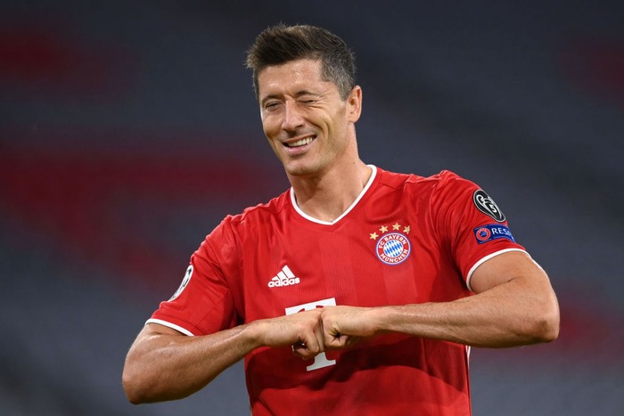 MUNICH, GERMANY - AUGUST 08: Robert Lewandowski of Bayern Munich celebrates after he scores his sides first goal from the penalty spot during the UEFA Champions League round of 16 second leg match between FC Bayern Muenchen and Chelsea FC at Allianz Arena on August 08, 2020 in Munich, Germany. (Photo by Matthias Hangst/Getty Images)