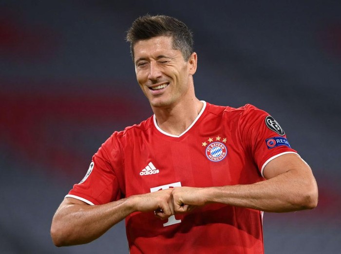 MUNICH, GERMANY - AUGUST 08: Robert Lewandowski of Bayern Munich celebrates after he scores his sides first goal from the penalty spot during the UEFA Champions League round of 16 second leg match between FC Bayern Muenchen and Chelsea FC at Allianz Arena on August 08, 2020 in Munich, Germany. (Photo by Matthias Hangst/Getty Images)