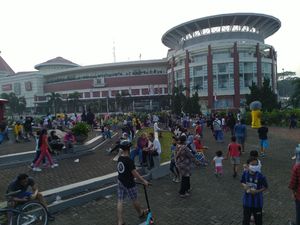 Warga Datangi Mal Cijantung Meski CFD Ditiadakan Karena Zona Merah Corona