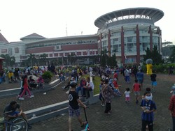 Warga Datangi Mal Cijantung Meski CFD Ditiadakan Karena Zona Merah Corona