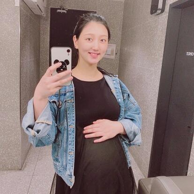 Pada bulan Juni, Eunji dikarunia anak perempuan pertama.