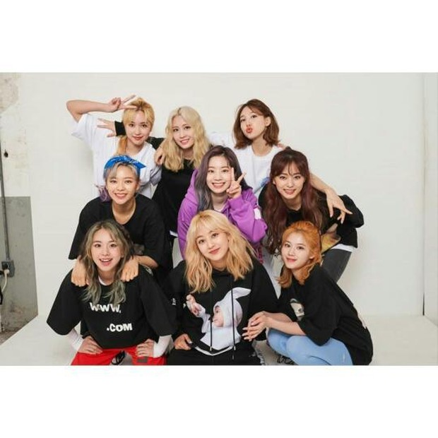 Tzuyu mengibarkan bendera Taiwan dalam acara televisi, My Little Television.