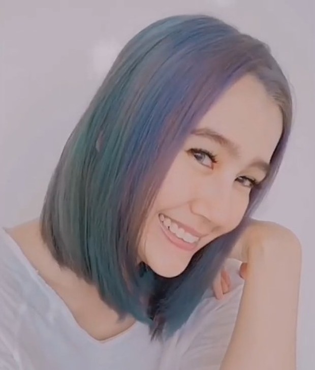 warna rambutnya ini diberi nama purple+blue+silver+green hair.