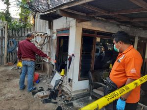 Aksi Brutal Massa Perguruan Silat Memporak-porandakan Dua Desa di Situbondo Aksi Brutal Massa Perguruan Silat Memporak-porandakan Dua Desa di Situbondo