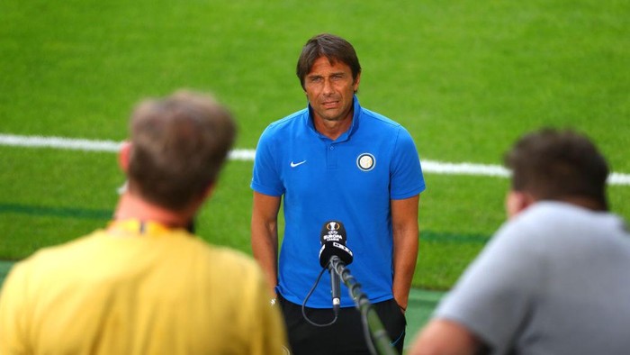 DUESSELDORF, GERMANY - AUGUST 09: Antonio Conte, Manager of Inter Milan is interviewed prior to a training session ahead of their UEFA Europa League Quarter Final match against Inter at Merkur Spiel-Arena on August 09, 2020 in Duesseldorf, Germany. (Photo by Dean Mouhtaropoulos/Getty Images)