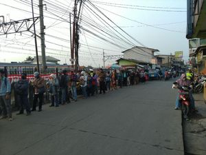 Stasiun Bojong Gede Dipadati Pengguna KRL, Penumpang Antre hingga 40 Menit