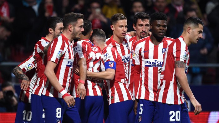 MADRID, SPAIN - FEBRUARY 08: Angel Correa of Atletico Madrid celebrates with teammates after scoring his teams first goal during the Liga match between Club Atletico de Madrid and Granada CF at Wanda Metropolitano on February 08, 2020 in Madrid, Spain. (Photo by Denis Doyle/Getty Images)
