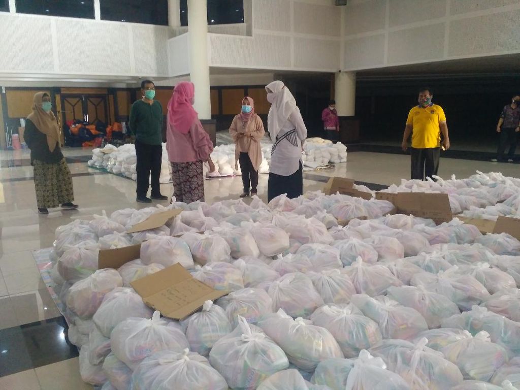 Wakil Ketua DPRD Surabaya Dorong Pemkot Kontrol Ketersediaan Bansos Wakil Ketua DPRD Surabaya Dorong Pemkot Kontrol Ketersediaan Bansos