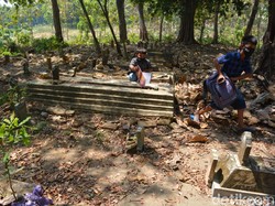 Kasihan, Siswa SD Jombang Belajar Daring di Makam Karena Susah Sinyal