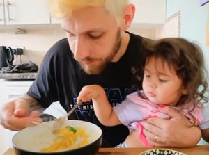 5 Menit Makan Bubur Manado Porsi Jumbo, Bule Ini Ogah Berhenti Ngunyah