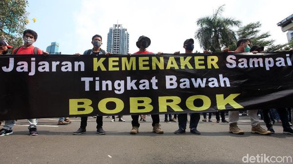 Buruh Geruduk Gedung Kemenaker Tuntut Perlindungan Pekerja
