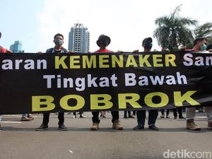 Buruh Geruduk Gedung Kemenaker Tuntut Perlindungan Pekerja